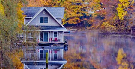 houseboat-on-a-lake-in-fall-lakewizard