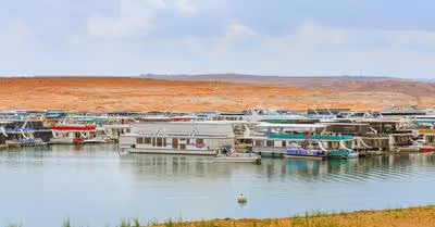 Houseboat Sizes (Complete Guide)