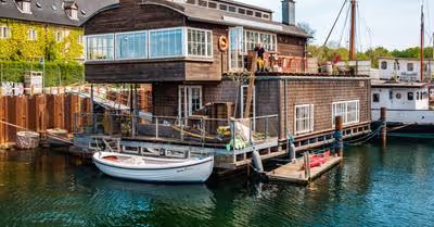 Can Houseboats Move?
