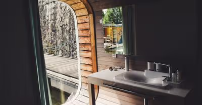 Do Houseboats Have Bathrooms?